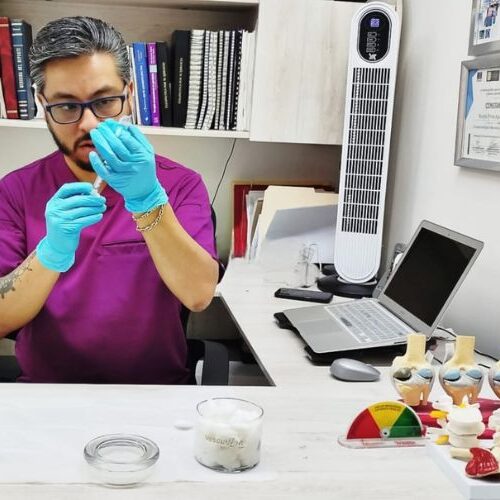 Doctor especialista en dolor de ciatica en satélite preparando tratamiento intervencionista para paciente